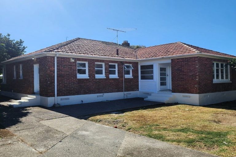 Photo of property in 44 Edmonton Road, Henderson, Auckland, 0612