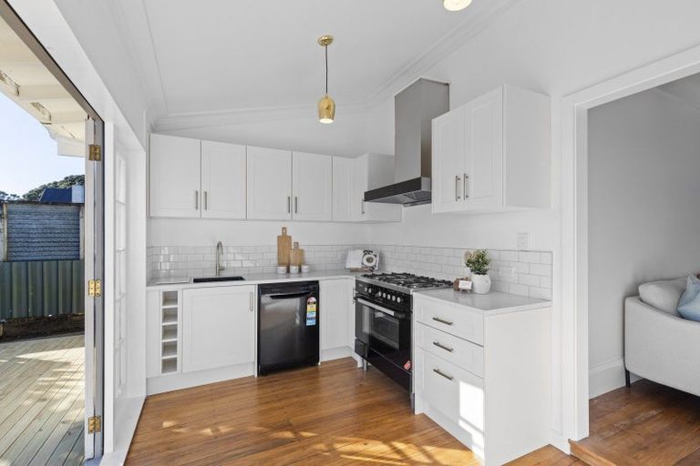 Photo of property in 16 Bulteel Street, New Plymouth, 4310