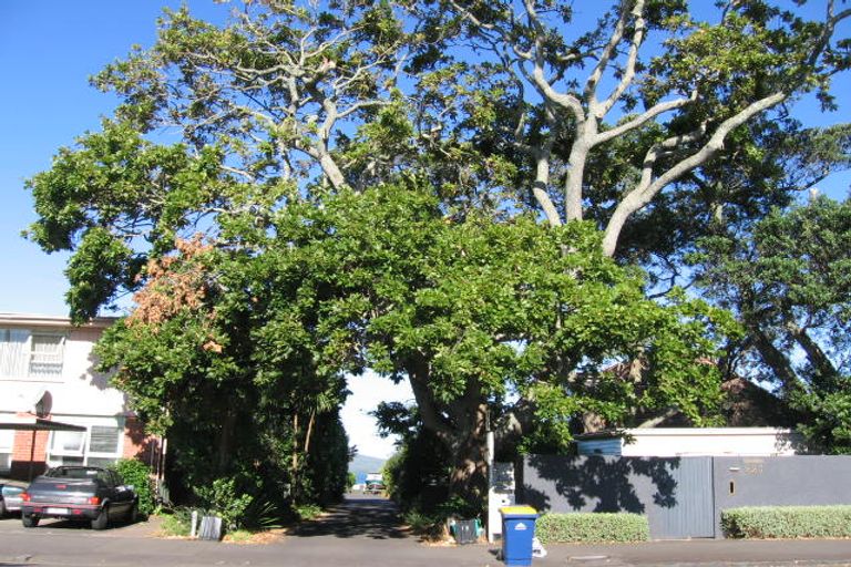 Photo of property in 3/227 Hurstmere Road, Takapuna, Auckland, 0622