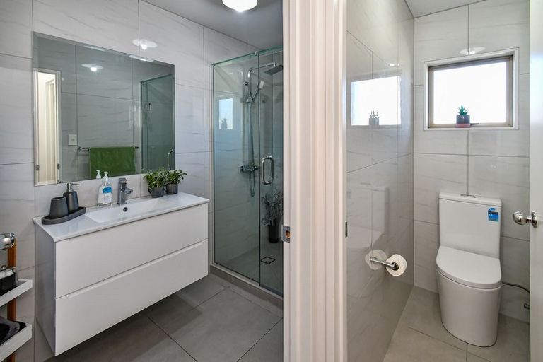 Photo of property in 1 Loughinisland Place, Weymouth, Auckland, 2103