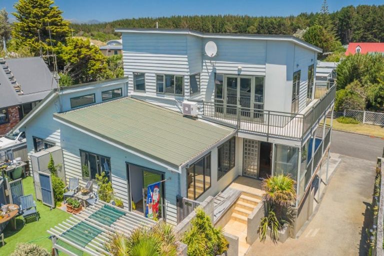 Photo of property in 8 Arataki Grove, Waitarere Beach, Levin, 5510