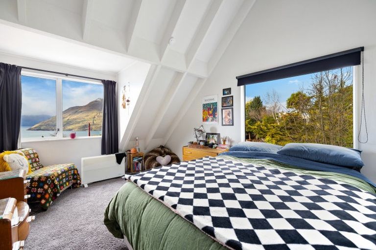 Photo of property in 32 Avalon Crescent, Fernhill, Queenstown, 9300