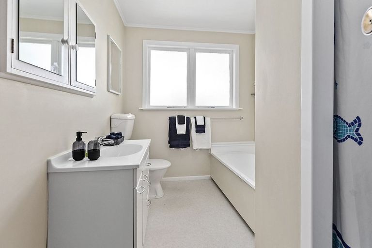 Photo of property in 17 Saint Edmund Crescent, Tawa, Wellington, 5028