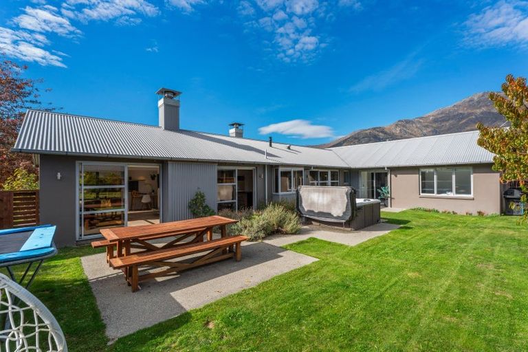 Photo of property in 5 Crawford Place, Lake Hayes, Queenstown, 9304
