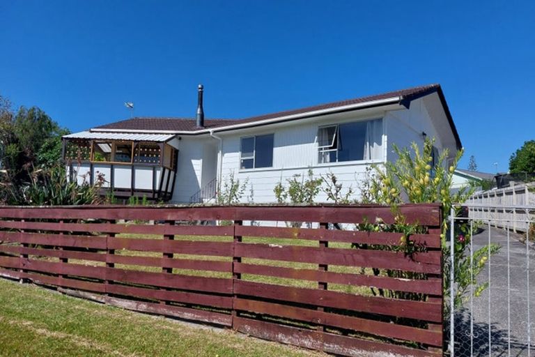 Photo of property in 6 Pankhurst Place, Sunnyvale, Auckland, 0612