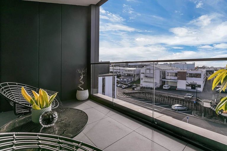 Photo of property in 410/19 Rawene Road, Birkenhead, Auckland, 0626