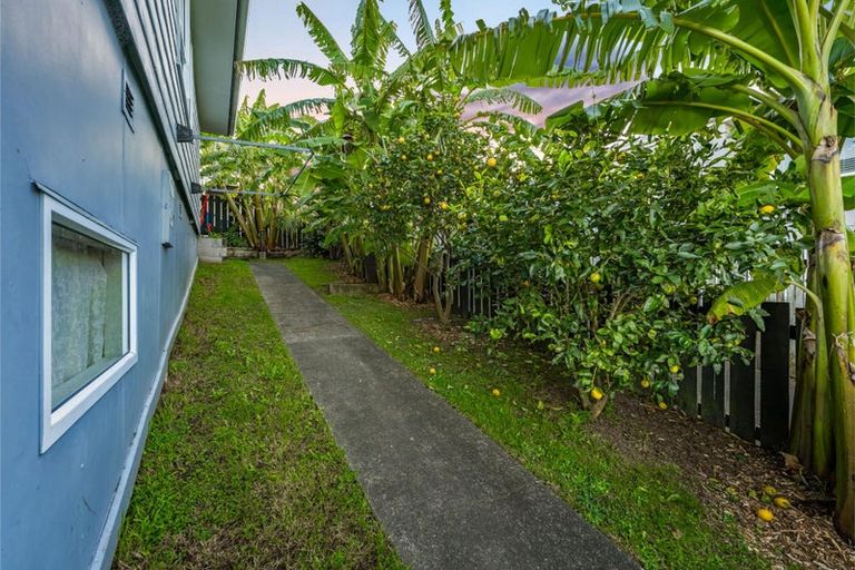 Photo of property in 1/30 Elizabeth Drive, West Harbour, Auckland, 0618