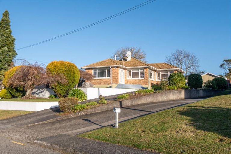Photo of property in 1/6 Hillcrest Avenue, Hillcrest, Auckland, 0627