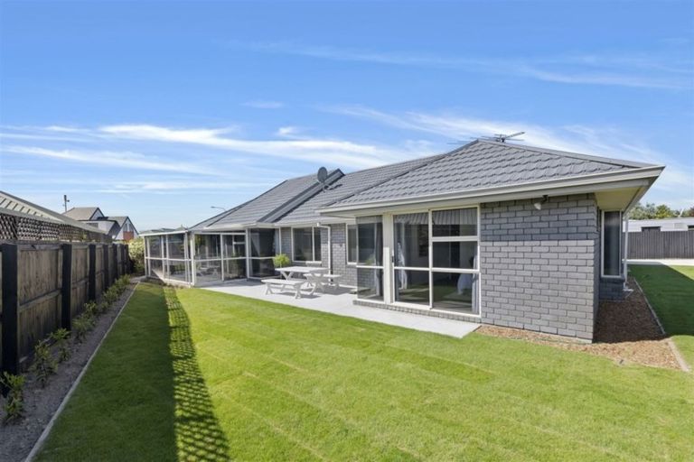 Photo of property in 9 Parkwood Place, Parklands, Christchurch, 8083