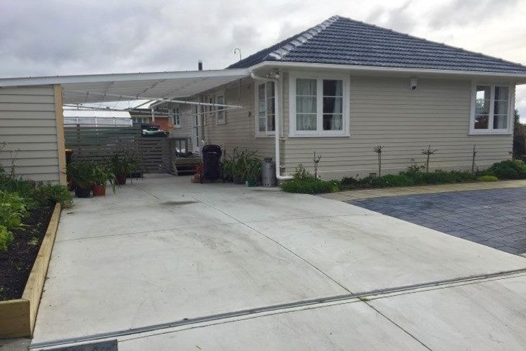 Photo of property in 1 Ward Crescent, Te Atatu Peninsula, Auckland, 0610