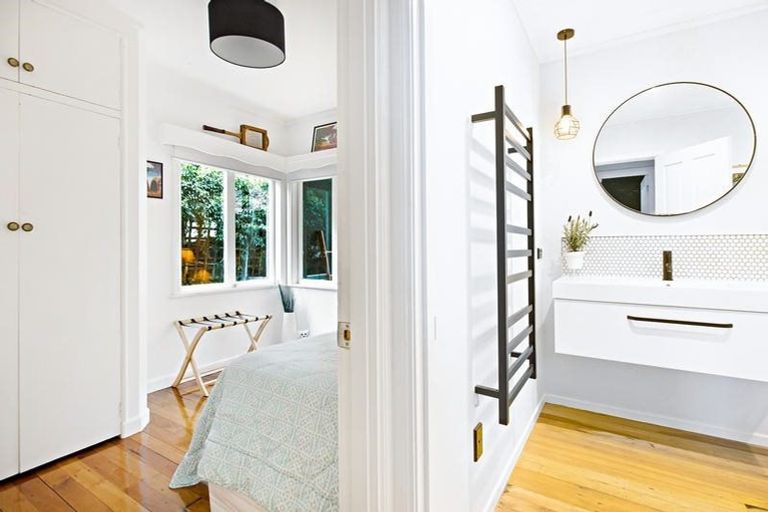 Photo of property in 8 Sylvan Valley Avenue, Titirangi, Auckland, 0604