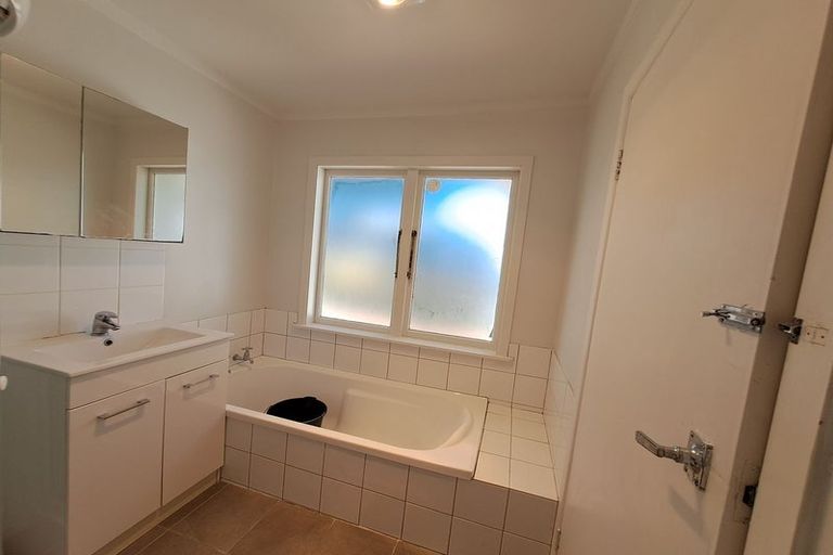 Photo of property in 3244a Great North Road, New Lynn, Auckland, 0600