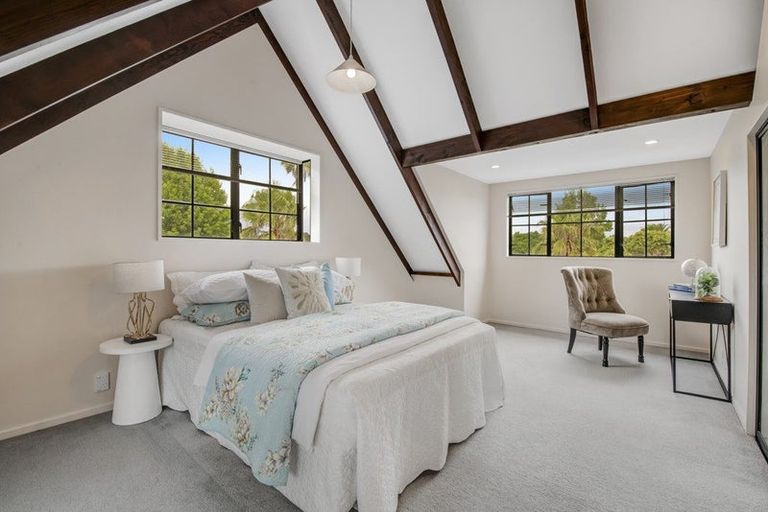 Photo of property in 9 St Lucia Place, Unsworth Heights, Auckland, 0632