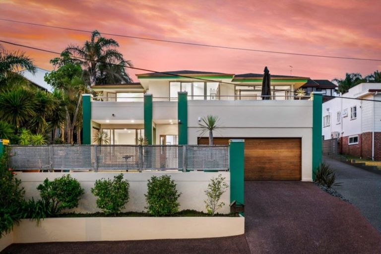 Photo of property in 1/48 Masterton Road, Rothesay Bay, Auckland, 0630