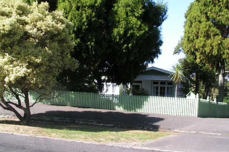 Photo of property in 24 Seaview Avenue, Northcote, Auckland, 0627