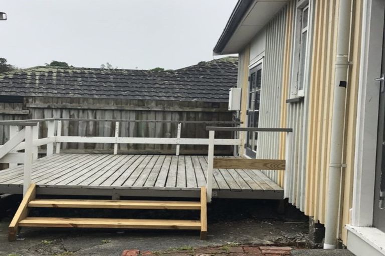 Photo of property in 11 Glanmire Road, Newlands, Wellington, 6037