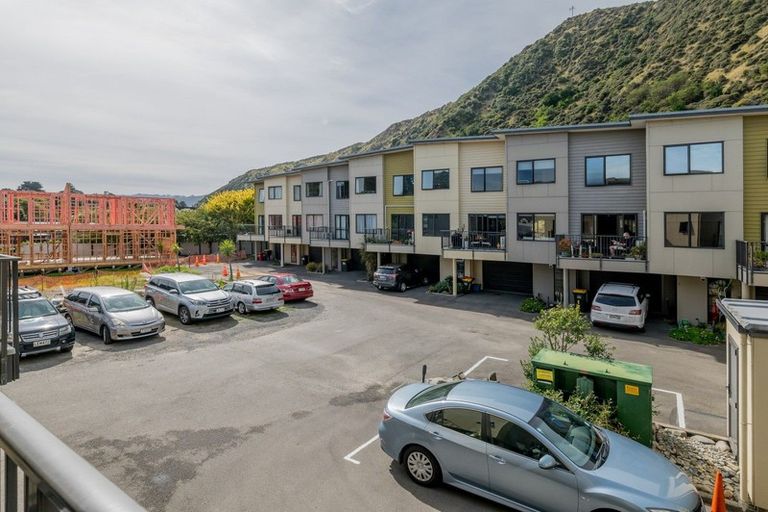 Photo of property in Te Kakariki Apartments, 2/2 Wellington Road, Paekakariki, 5034