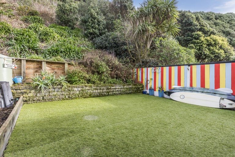 Photo of property in 2/420 Queens Drive, Lyall Bay, Wellington, 6022