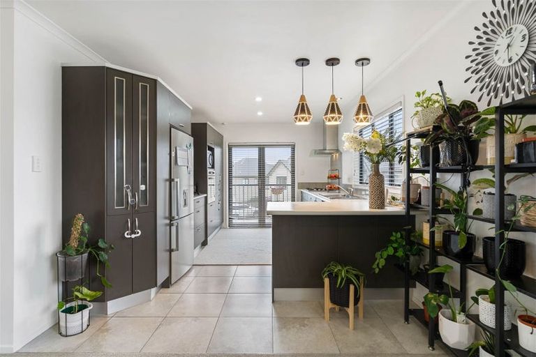 Photo of property in 37 Sonoma Crescent, Oteha, Auckland, 0632