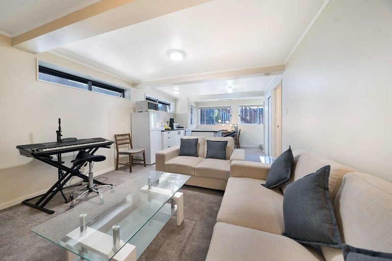 Photo of property in 1 Riesling Place, Henderson, Auckland, 0612