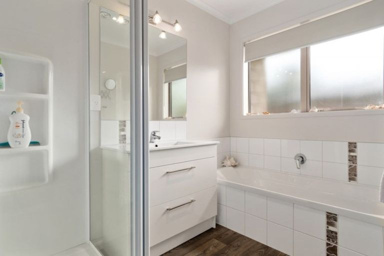 Photo of property in 52 Kayelene Place, Omokoroa, 3114