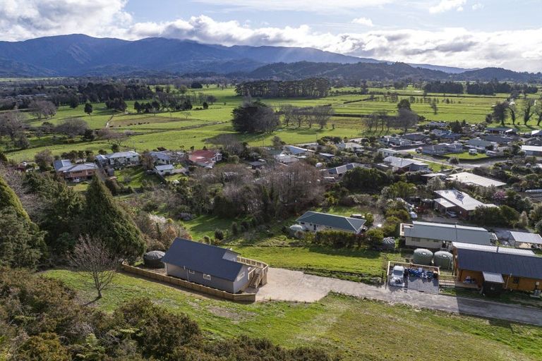 Photo of property in 32 Arapeta Place, Takaka, 7110