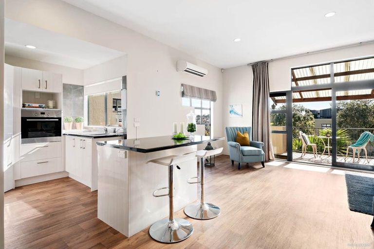 Photo of property in 4/62 Fernhill Way, Oteha, Auckland, 0632