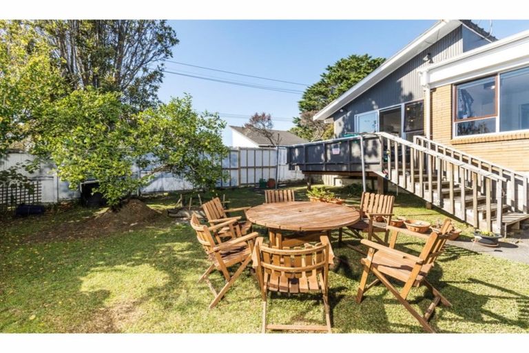Photo of property in 2/309 Wairau Road, Totara Vale, Auckland, 0627