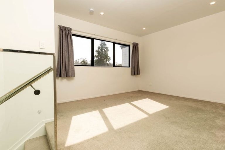 Photo of property in 2/535 Swanson Road, Ranui, Auckland, 0612