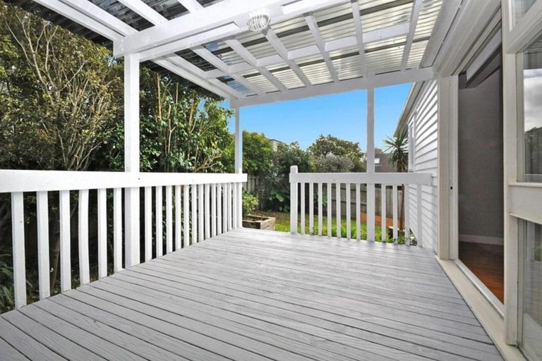 Photo of property in 1 Mackwell Road, Fairview Heights, Auckland, 0632