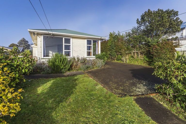 Photo of property in 17 Clifford Road, Johnsonville, Wellington, 6037