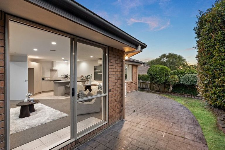 Photo of property in 5 Sunvista Avenue, Oteha, Auckland, 0632