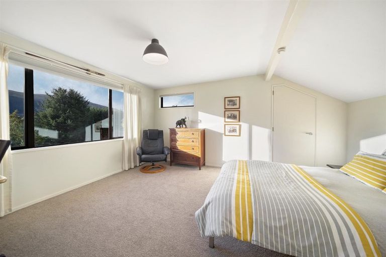 Photo of property in 77 Oregon Drive, Kelvin Heights, Queenstown, 9300