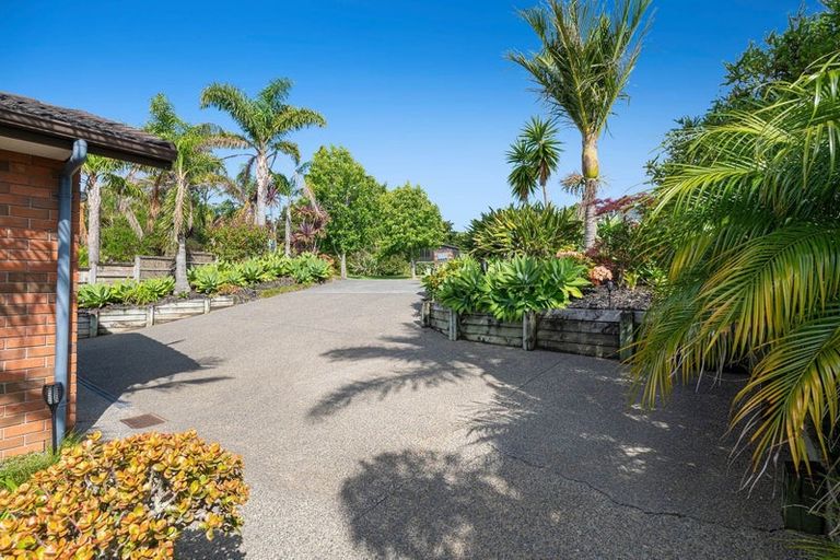 Photo of property in 13 Seagate Place, Red Beach, 0932