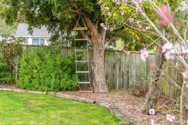 Photo of property in 5 Edelweiss Grove, Timberlea, Upper Hutt, 5018