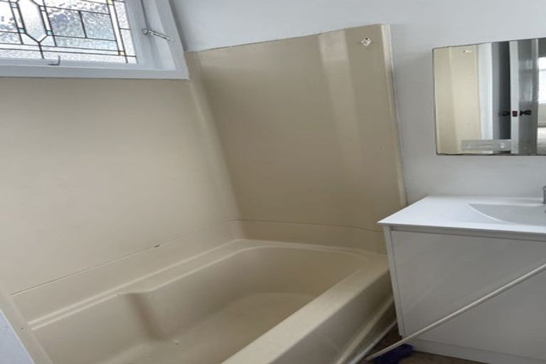 Photo of property in 11 Roberton Road, Avondale, Auckland, 1026