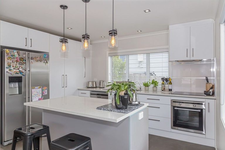 Photo of property in 15 Fern Court, Orewa, 0931