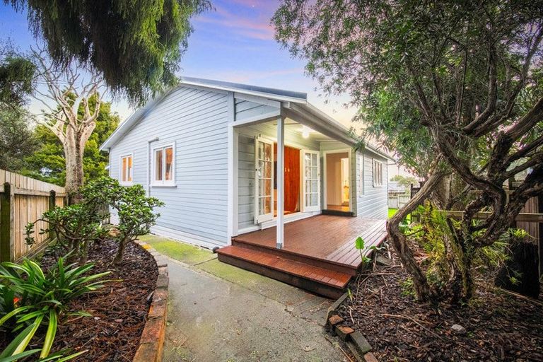 Photo of property in 129 Sunnyside Road, Sunnyvale, Auckland, 0612