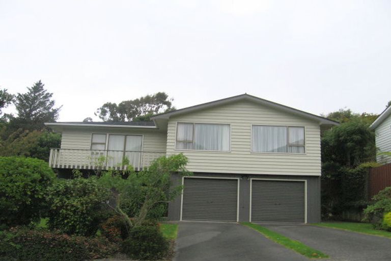 Photo of property in 14 Greyfriars Crescent, Tawa, Wellington, 5028