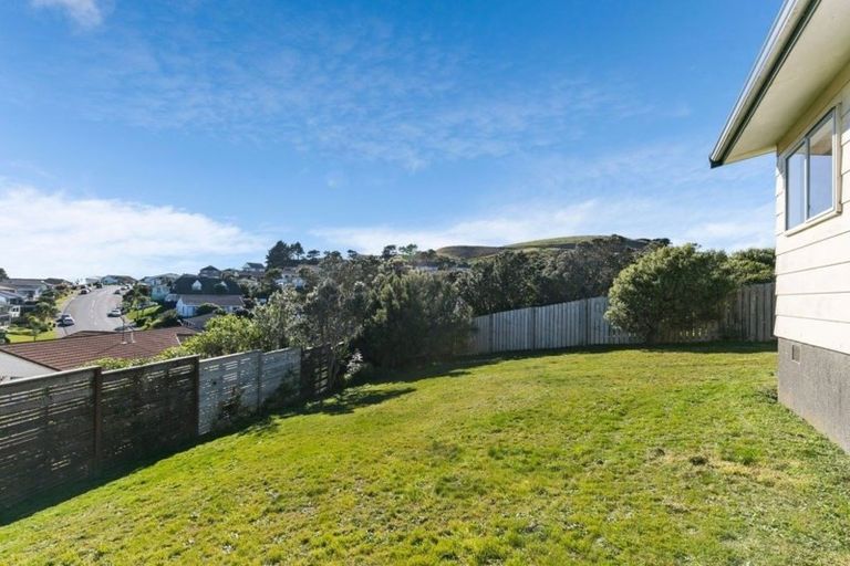 Photo of property in 15b Bayswater Place, Newlands, Wellington, 6037