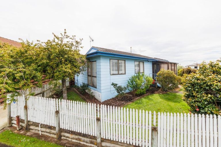 Photo of property in 17 Jupiter Street, Milson, Palmerston North, 4414