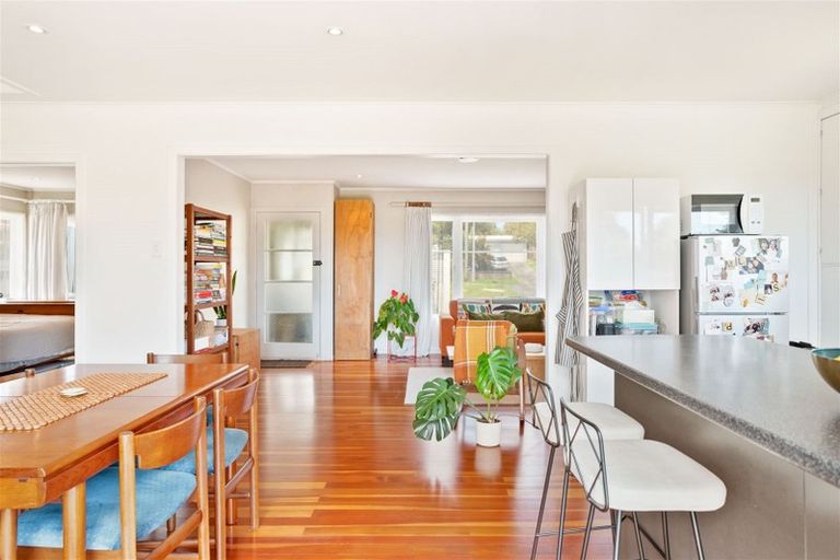 Photo of property in 31 Vodanovich Road, Te Atatu South, Auckland, 0610