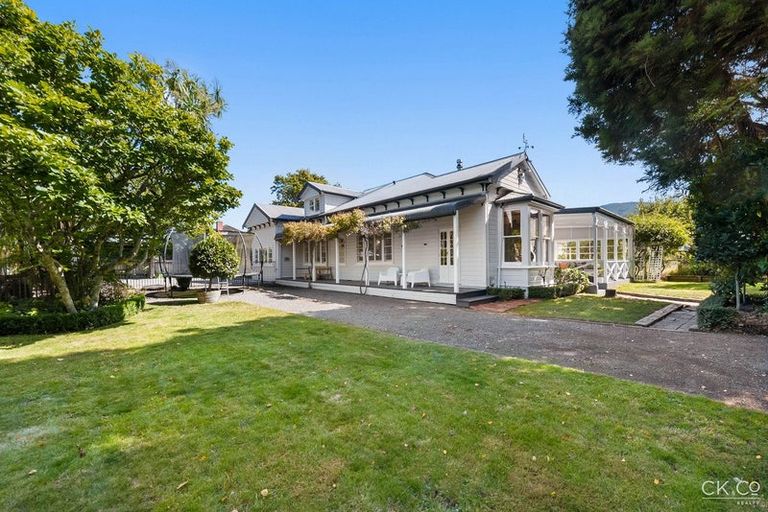 Photo of property in 2 Barton Road, Heretaunga, Upper Hutt, 5018