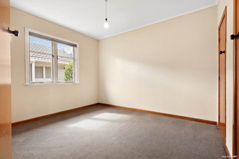 Photo of property in 14 Taikata Road, Te Atatu Peninsula, Auckland, 0610