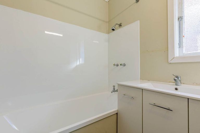 Photo of property in 24 Ocean View Road, Northcote, Auckland, 0627