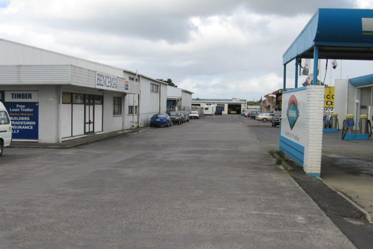 Photo of property in 2/251 Lincoln Road, Henderson, Auckland, 0610