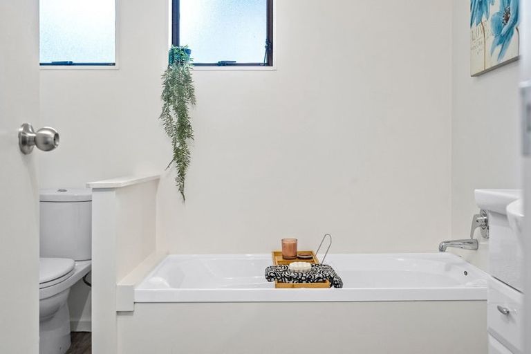 Photo of property in 2/19 Seaview Road, Glenfield, Auckland, 0629