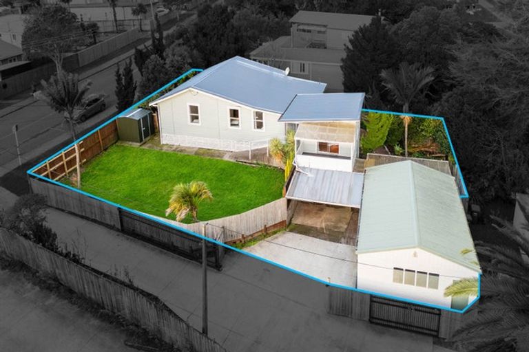 Photo of property in 129 Sunnyside Road, Sunnyvale, Auckland, 0612