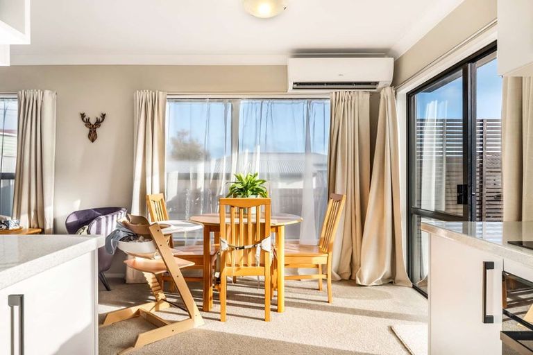 Photo of property in 2 Laura Street, Kelston, Auckland, 0602