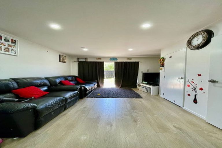 Photo of property in 15 Valour Lane, Papakura, 2110